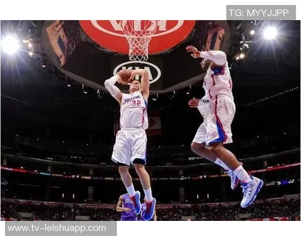 文班在挡拆后华丽转身空接背扣展现惊人弹跳与技巧 文班在挡拆后华丽转身空接背扣展现惊人弹跳与技巧